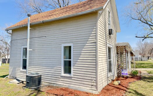 120 West Hazelwood, Waterville, KS